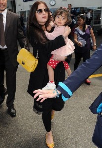 Ash-with-Aaradhya-at-Cannes-586x844